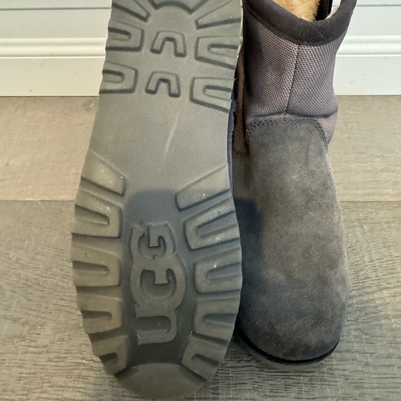 UGG Kids Bayson II Snow Boot with 3M Thinsulate Lining Boys US Size 6 - Picture 10 of 16